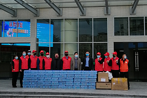 1586594687886374.jpg 2020抗擊疫情-賴(lài)運(yùn)宏董事長(zhǎng)帶隊(duì)給市人民醫(yī)院正能量山泉水等抗疫物資.jpg